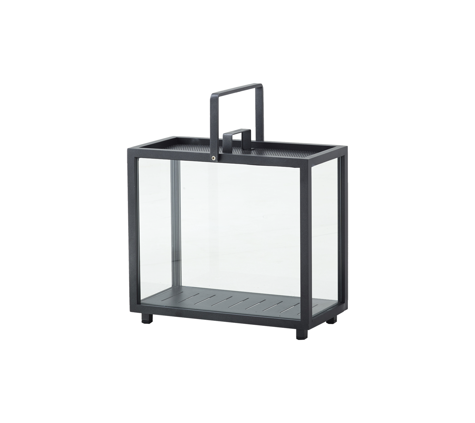 Een decoratieve lantaarn met een glazen lichaam en een metalen frame, met een handvat voor gemakkelijke draagbaarheid. Ideaal voor het vasthouden van kaarsen of lichten.