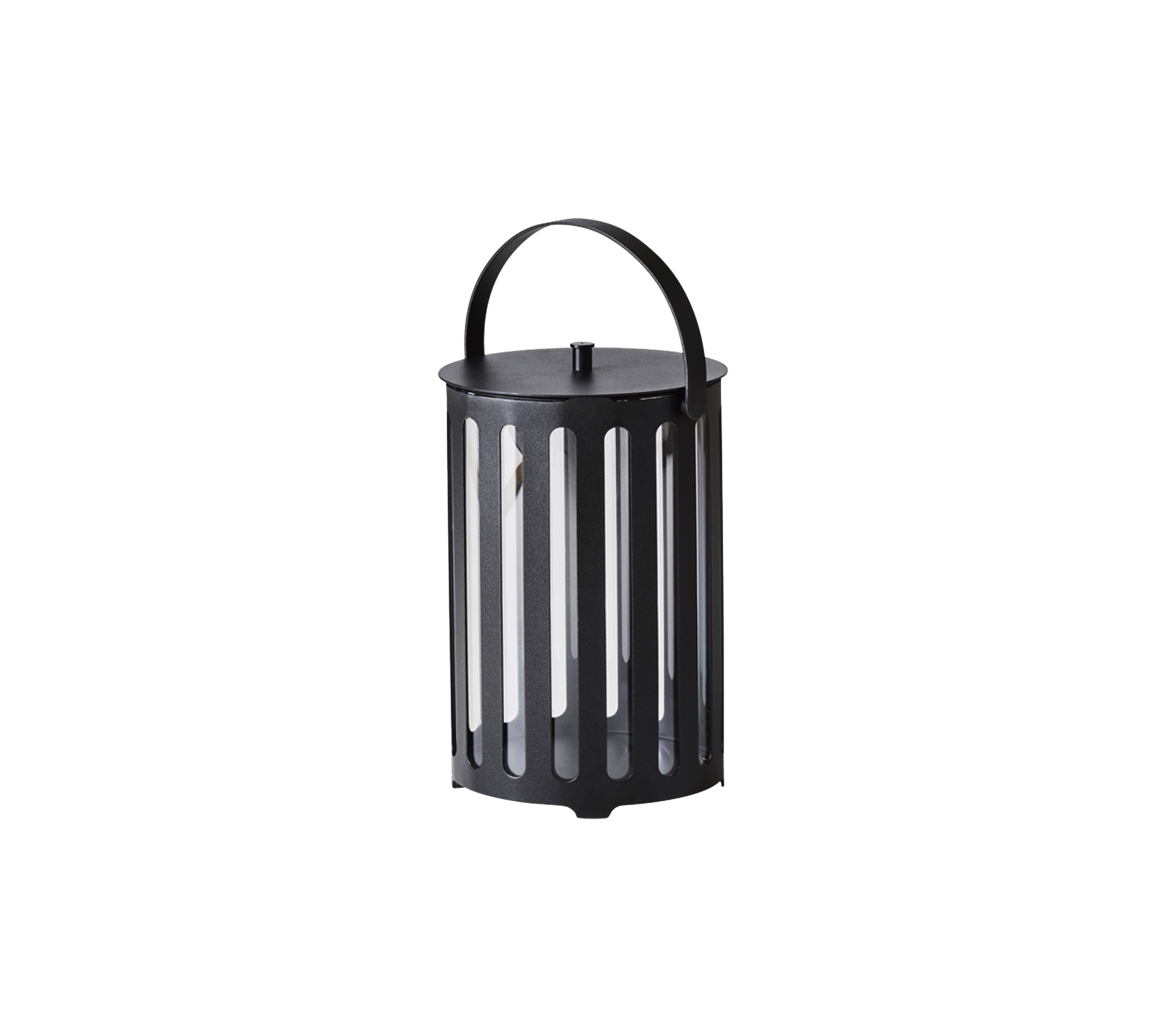 Zwarte lantaarn met cilindrisch ontwerp, verticale sleuven en een handvat voor eenvoudig dragen. Geschikt voor decoratieve verlichting.