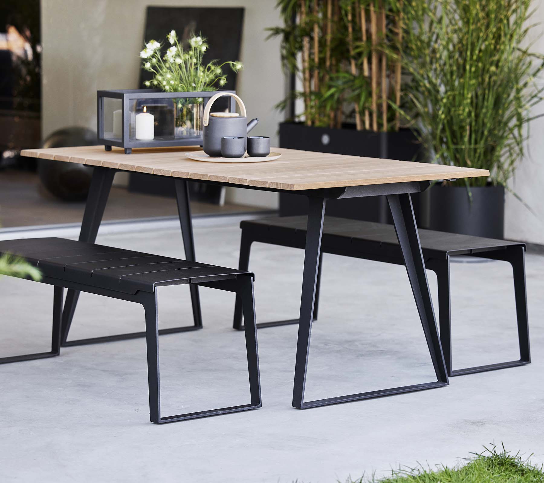 Stijlvolle Kopenhaagse tafel in combinatie met bijpassende banken, met een modern ontwerp en minimalistische decoratie-elementen.