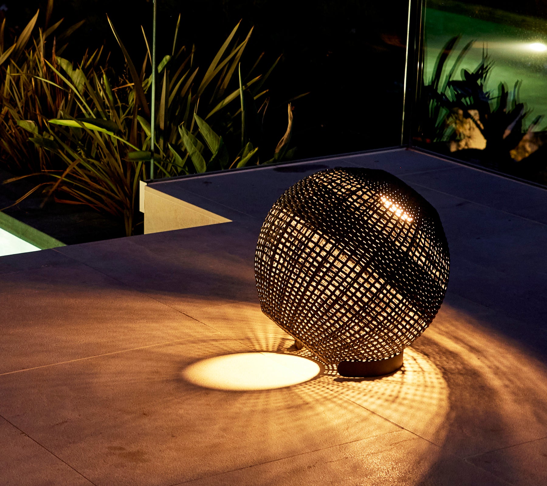 Een ronde illusielamp die ingewikkelde lichtpatronen op het oppervlak werpt en een betoverende ambiance creëert.