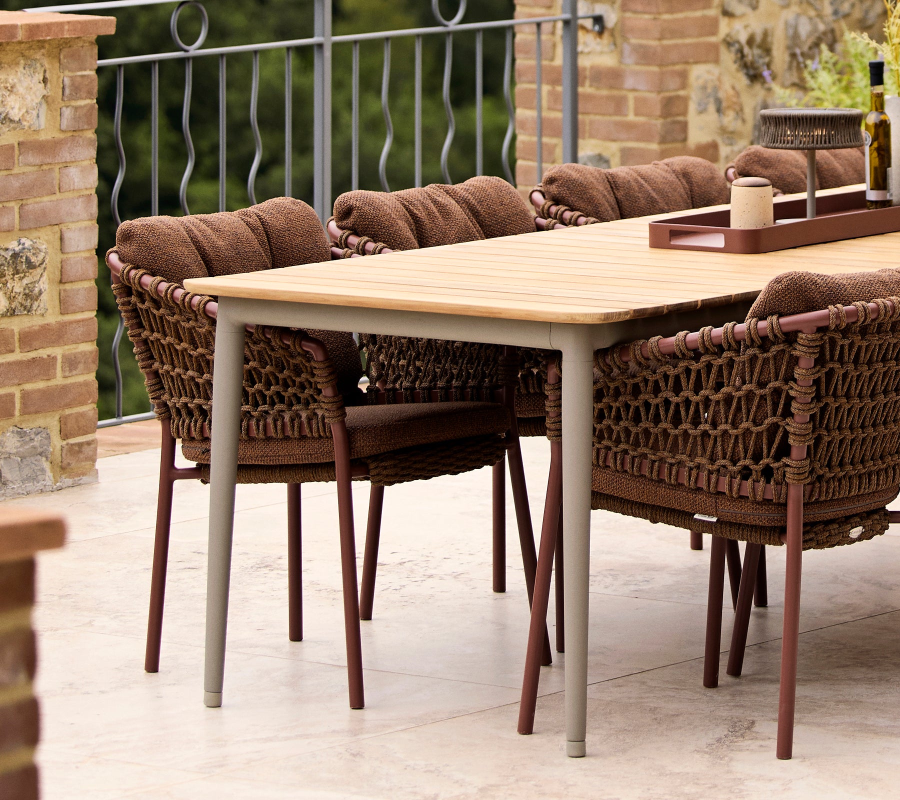 Umber bruine ocean eetstoelen gecombineerd met een Core eettafel, die een stijlvolle natuurlijke afwerking en comfortabele zittingen heeft.