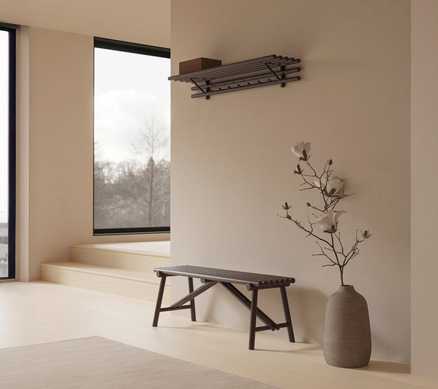 Een minimalistische ruimte met een houten bank, een decoratieve vaas met een plant en een wandplank met eenvoudige voorwerpen.