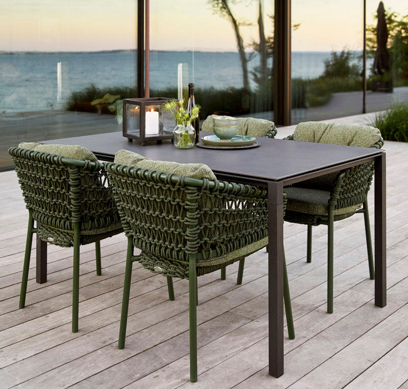 Welcome the nature into your outdoor space with the dark green Ocean chairs