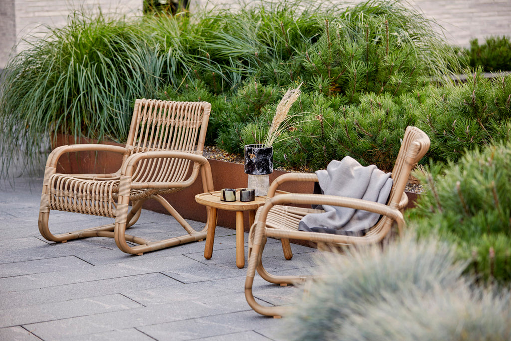 Enjoy the sun and the nature in the sculptural Curve lounge chair
