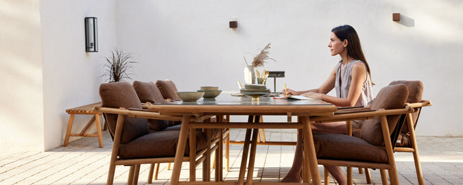 Een stijlvolle eethoek met comfortabele stoelen en een modern tafel, perfect om maaltijden in een ontspannen sfeer te genieten.