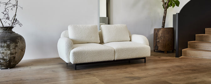 Moderne witte bank in een hedendaagse lounge-instelling.