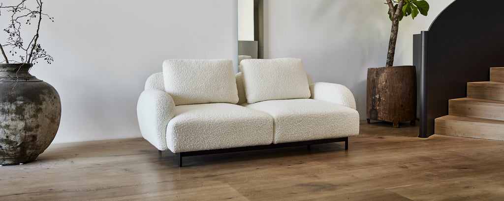 Moderne witte bank in een hedendaagse lounge-instelling.