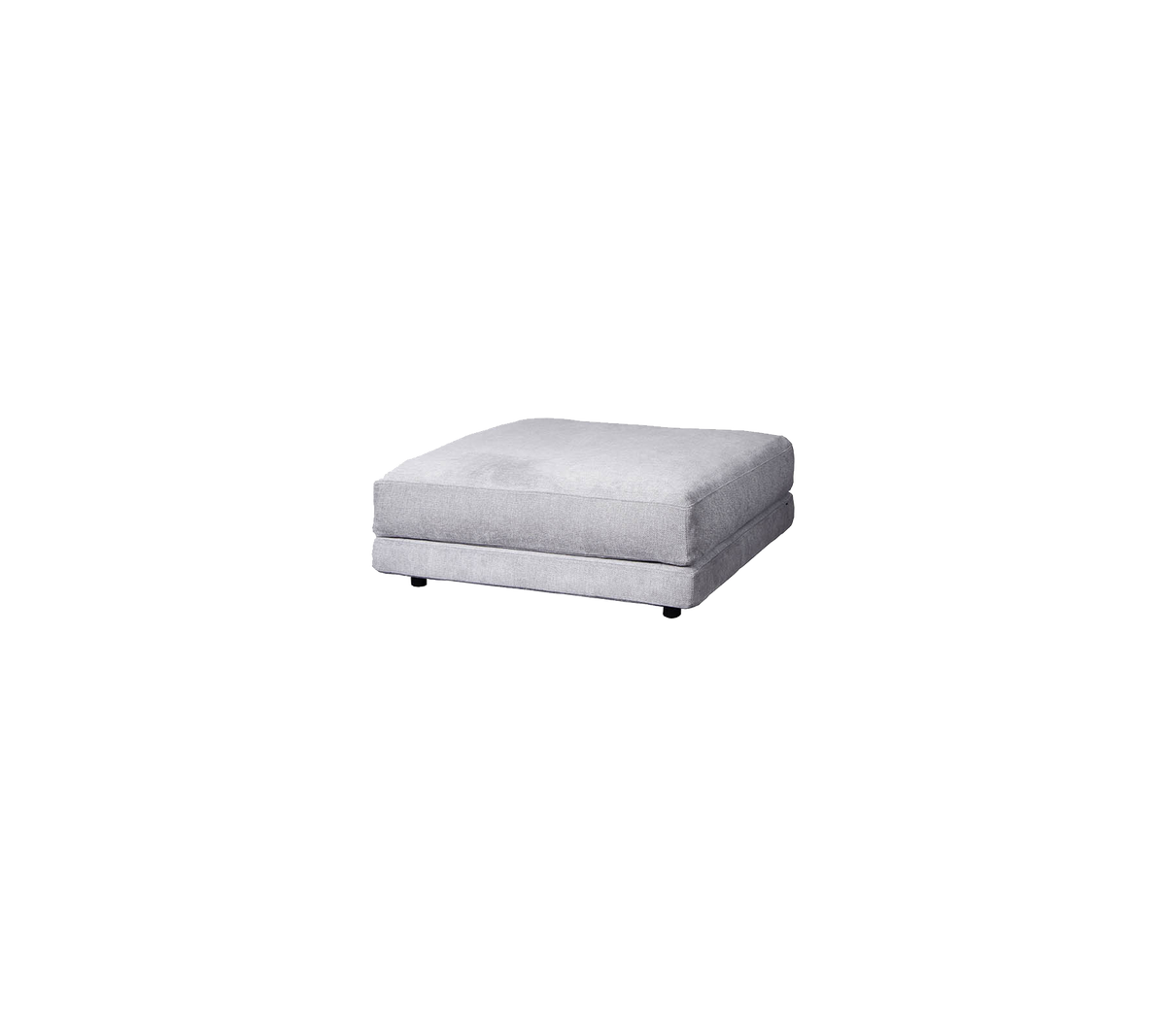 Lichtgrijze gestoffeerde ottoman met een vierkant ontwerp en een eenvoudig design, met een glad oppervlak en subtiele bekleding.