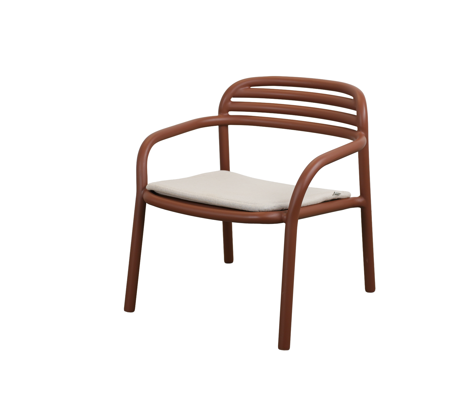 Moderne woestijnrode stoel met een zandkussen.