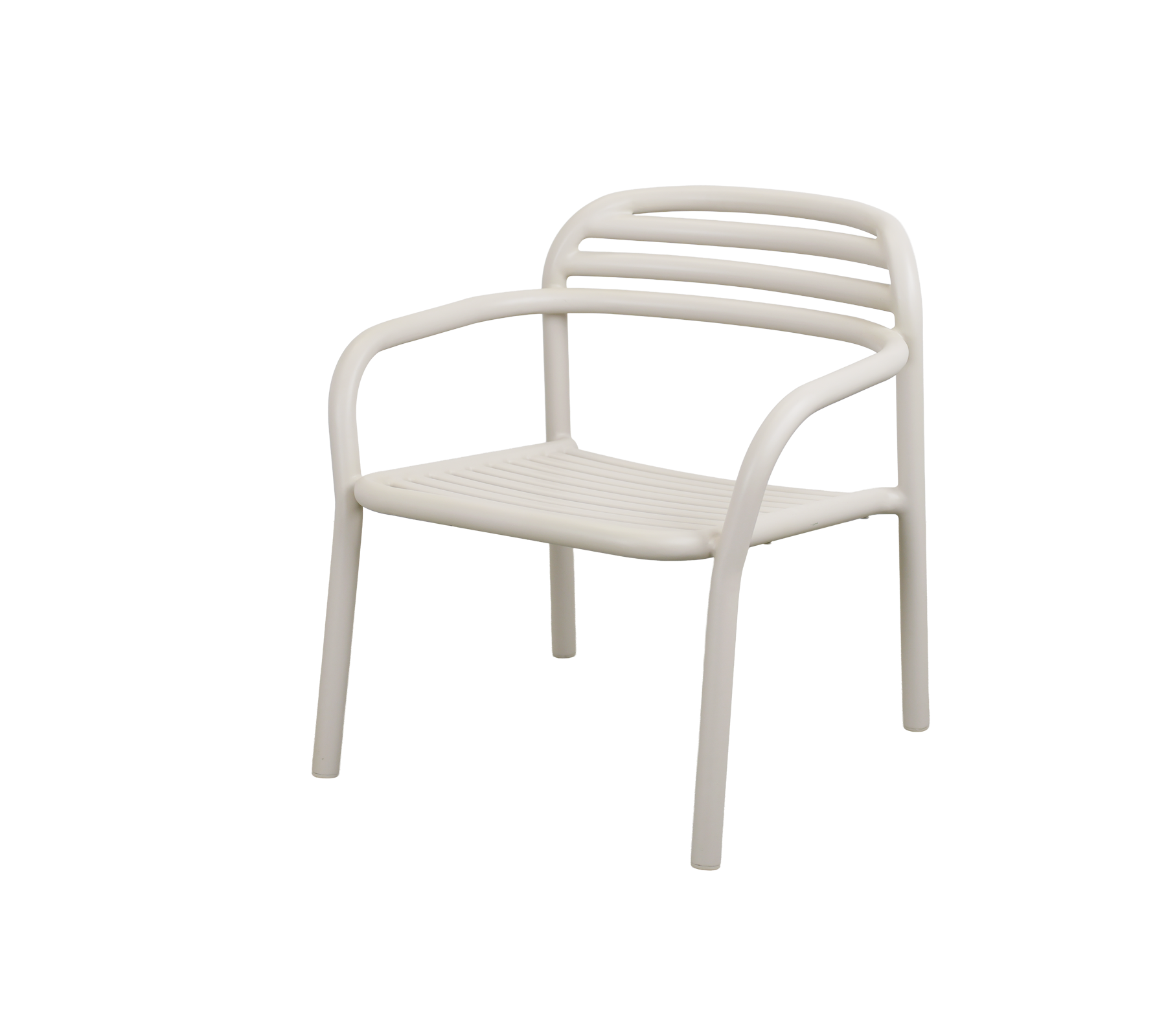 Moderne zandkleurige stoel met een minimalistisch ontwerp.