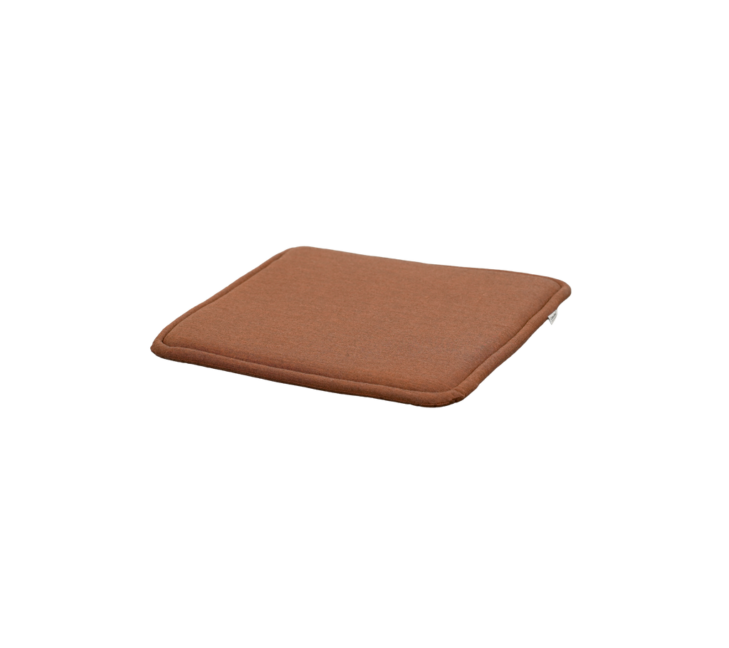 woestijnrode kussen met een vierkante vorm en subtiele dikte.