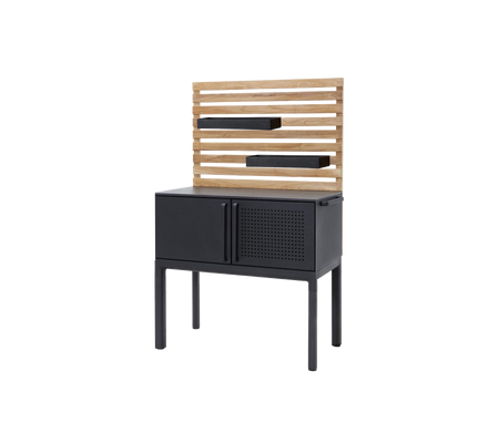 Stijlvolle kast met een houten lattenplank en een slanke zwarte basis met deuren en geperforeerde details voor opslag en presentatie.