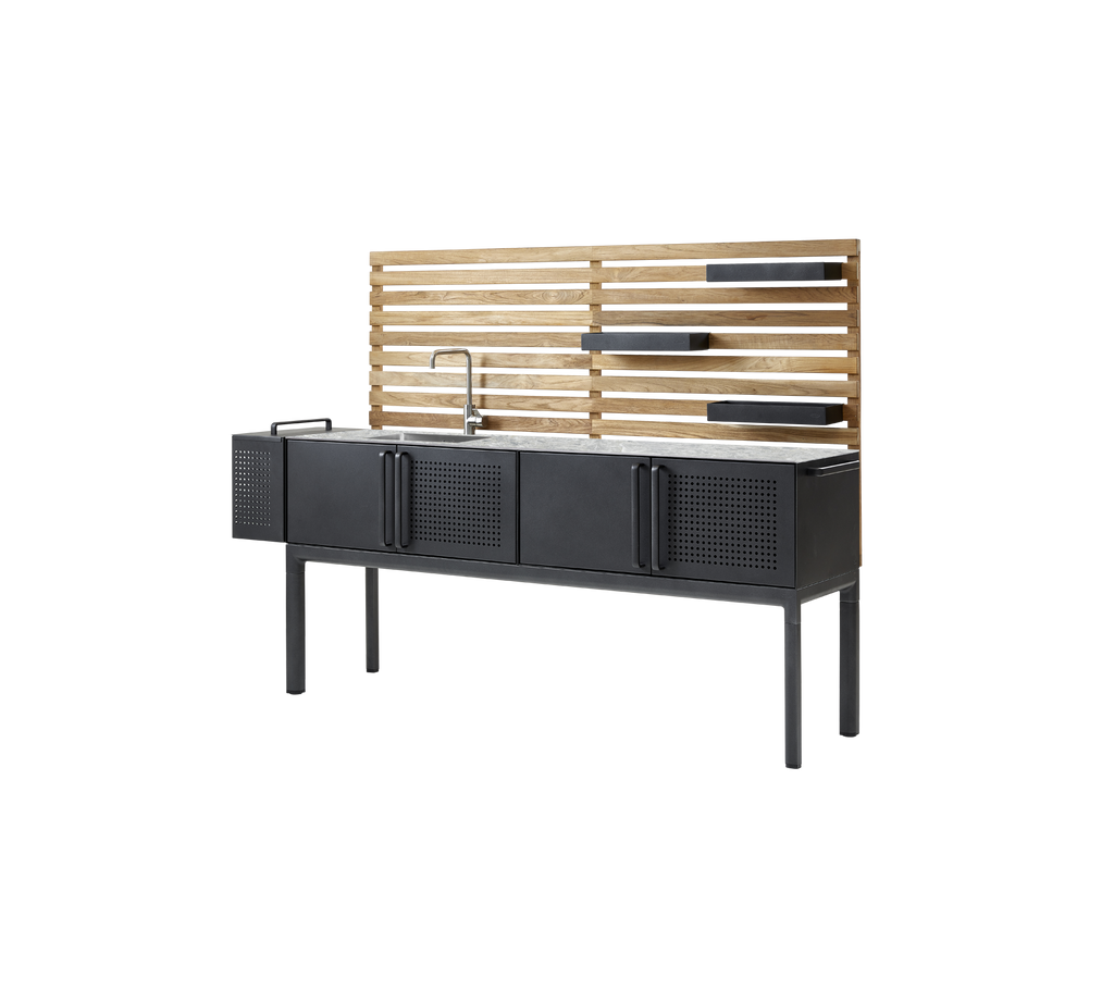 Een moderne keukeneenheid met een slanke metalen basis, meerdere opbergkasten en een houten achtergrond met planken. Ideaal voor georganiseerde ruimtes.