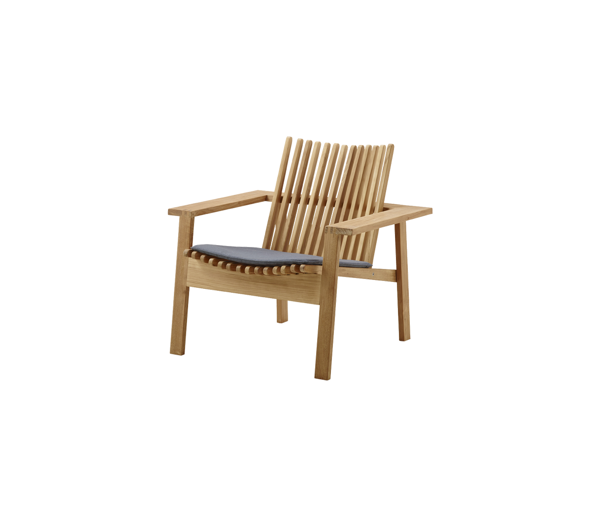 Stijlvolle houten stoel met lattenrugleuning en een gevoerd zitvlak, ideaal voor comfort en esthetiek.