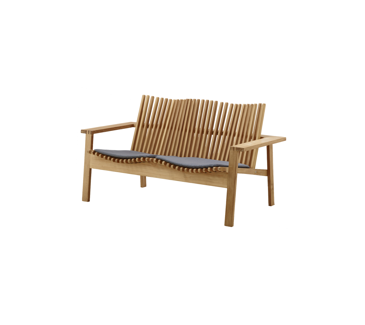 Stijlvolle houten bank met lattenrugleuning en comfortabele grijze kussen, perfect voor ontspanning en zitplaatsen in elke ruimte.