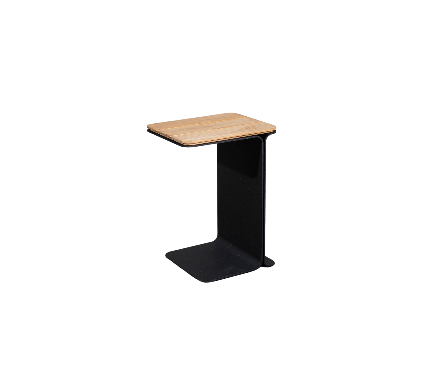 Minimalistische bijzettafel met een houten blad en een slanke zwarte basis, ideaal voor moderne decoratie.