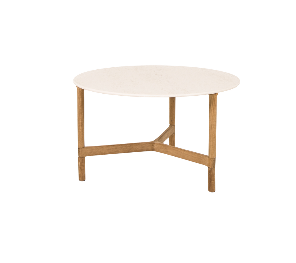 Ronde salontafel met een gladde witte bovenkant en lichte houten poten, met een modern en minimalistisch ontwerp.