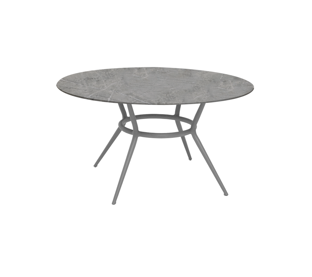 Ronde lichtgrijze tafel met een minimalistisch ontwerp.