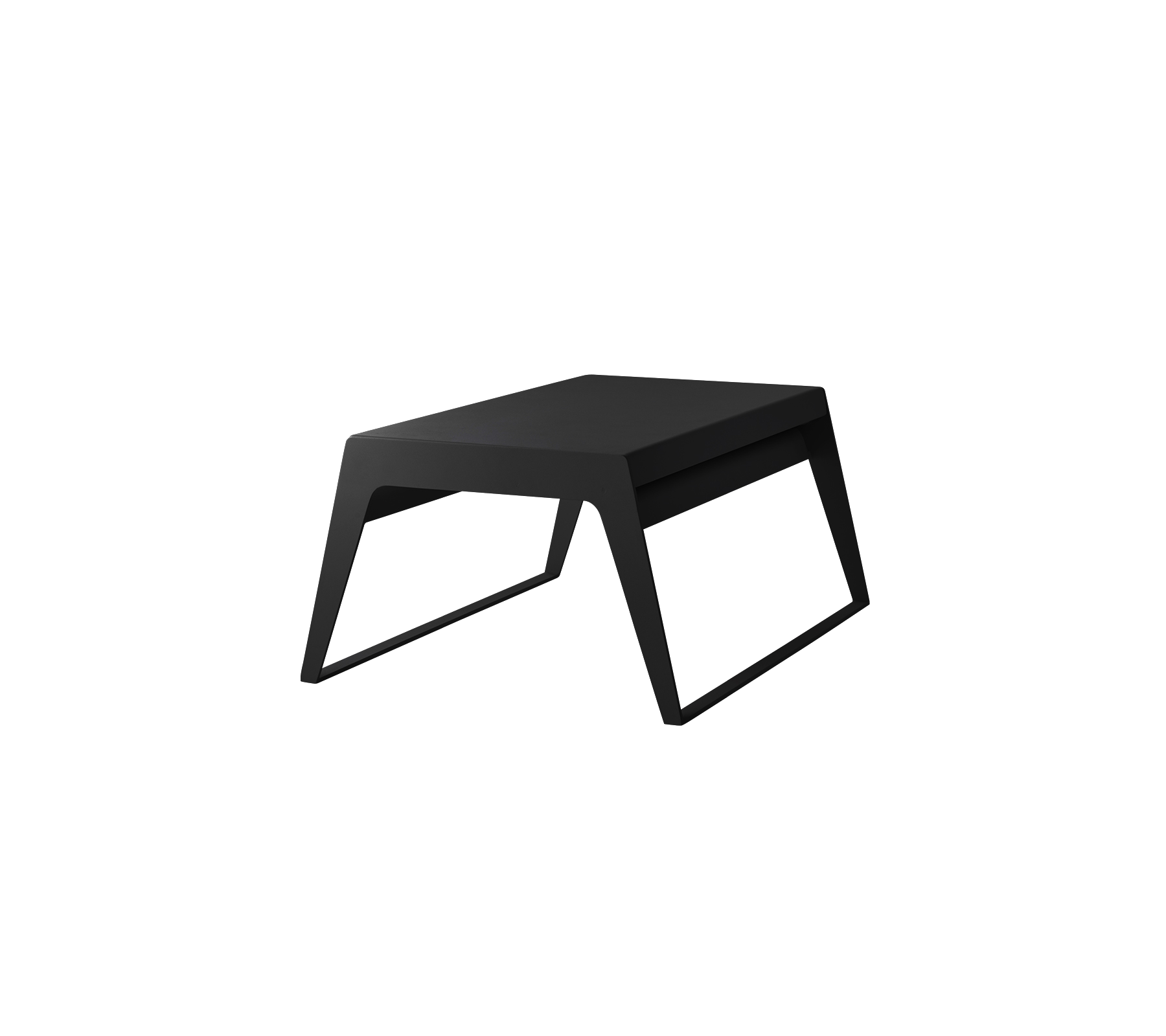 Een minimalistisch zwart tafel met een strak ontwerp, met schuine poten en een rechthoekig blad, geschikt voor verschillende toepassingen.