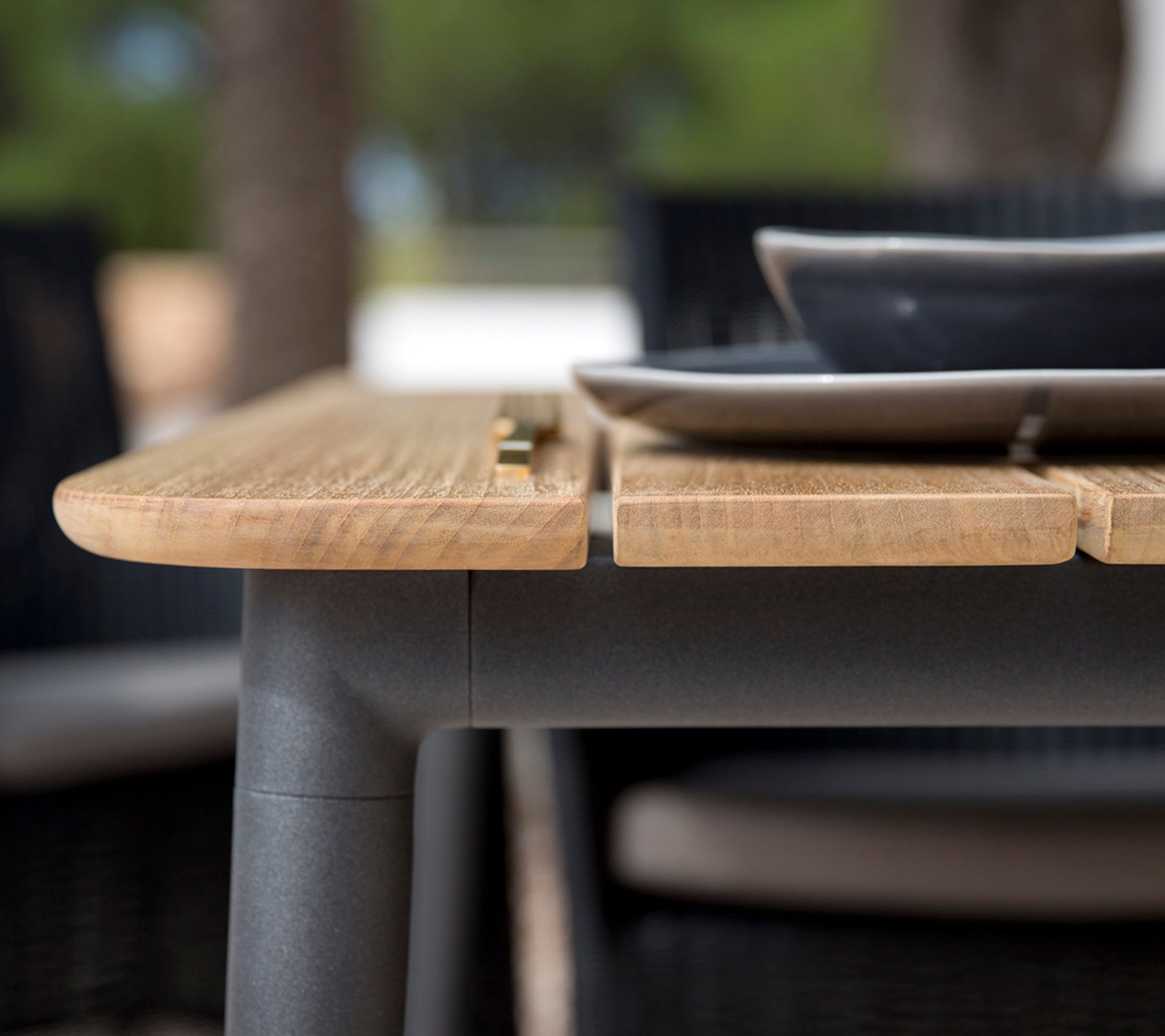 Close-up van een houten rand met een gladde afwerking, met een zwart bord erop, dat een modern design laat zien.