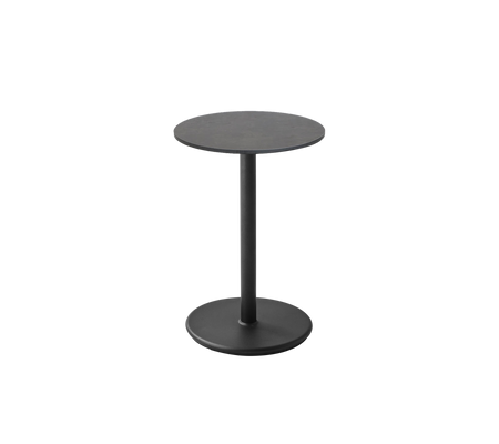 Een strak zwart zijtafel met een ronde top en stevige basis, perfect voor veelzijdige styling in verschillende ruimtes.