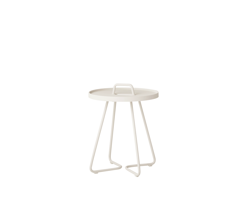 Zand bijzettafel met een minimalistisch ontwerp en strakke lijnen.