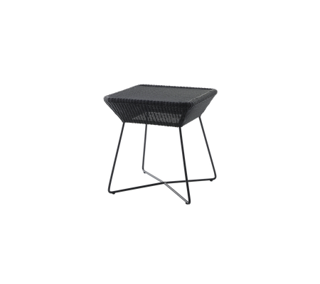 Zwarte vierkante bijzettafel met een gaas bovenkant en slanke metalen poten. Perfect voor moderne woonruimtes.