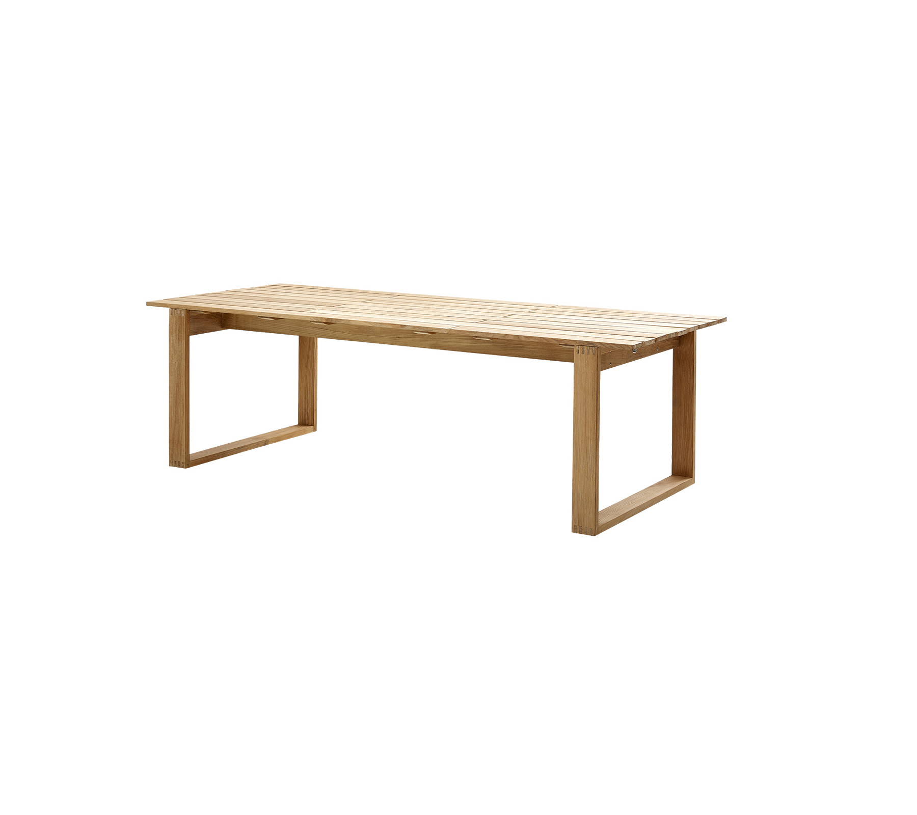 Houten tafel met een eenvoudig, modern ontwerp met een rechthoekig blad en minimalistische poten, ideaal voor verschillende omgevingen.