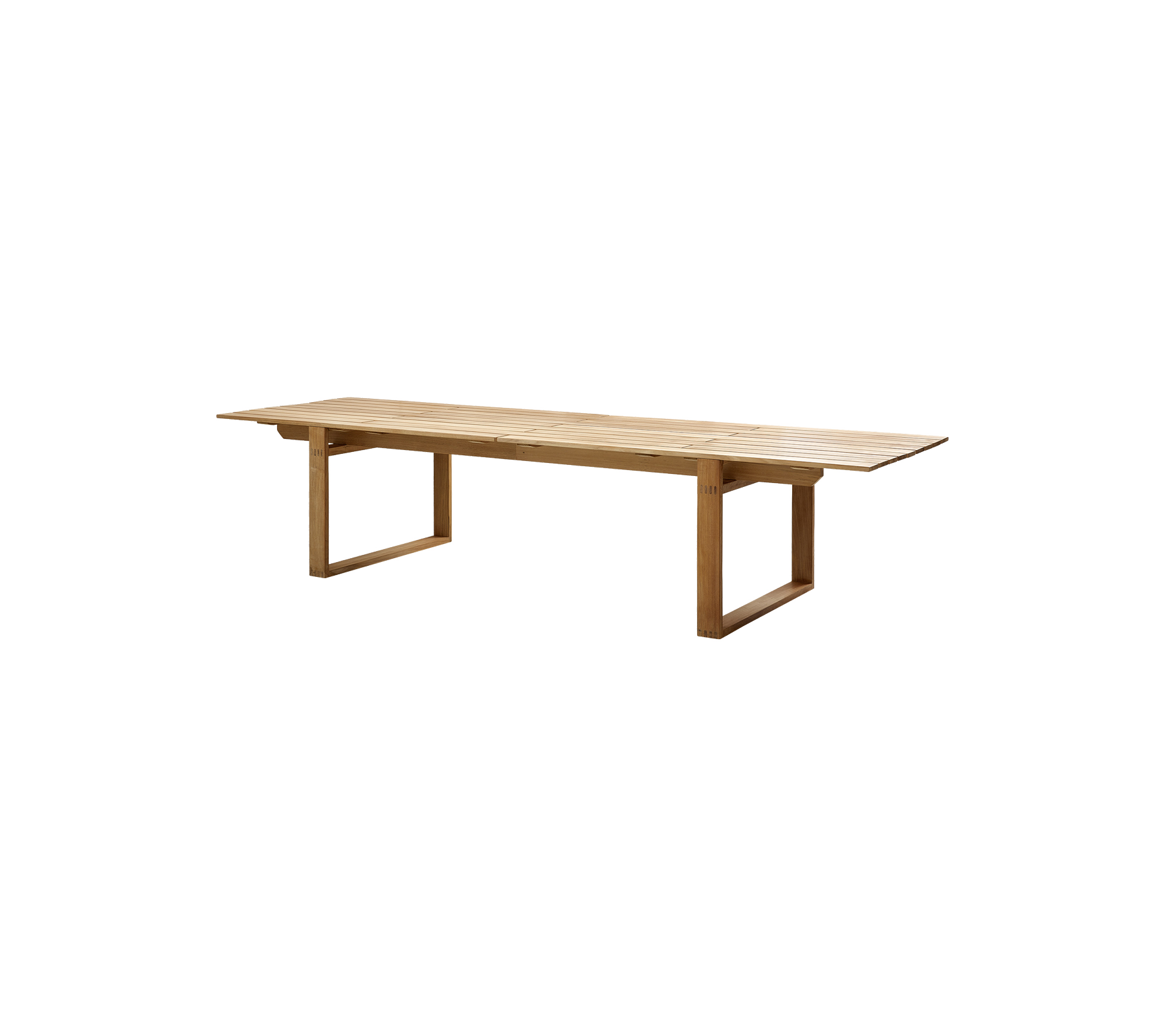 Een lange houten tafel met een gladde oppervlakte en stevige poten, ideaal voor bijeenkomsten en gezamenlijke dineerervaringen.