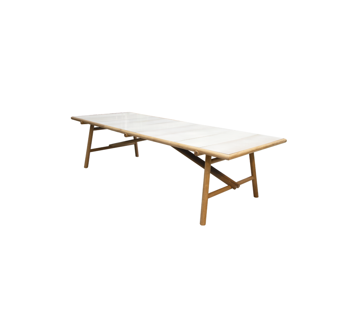 Een lange, elegante tafel met een lichtgekleurde bovenkant en houten poten, ontworpen voor veelzijdigheid en stijl in verschillende instellingen.