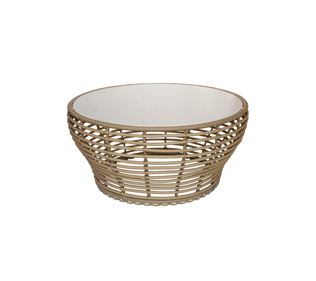 Stijlvolle ronde mand met een natuurlijk geweven ontwerp en een witte binnenkant, perfect voor het opslaan van spullen of als een decoratief stuk.