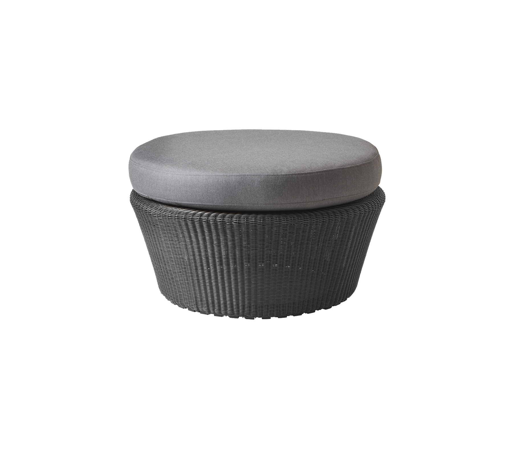 Rond ottoman met een geweven basis en een grijze, gewatteerde bovenkant, ontworpen voor veelzijdig zitten en decoratie.