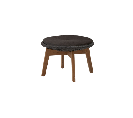 Ronde gestoffeerde kruk met een donkere oppervlakte en houten poten, ontworpen voor comfort en stijl. Ideaal voor veelzijdige zitarrangementen.