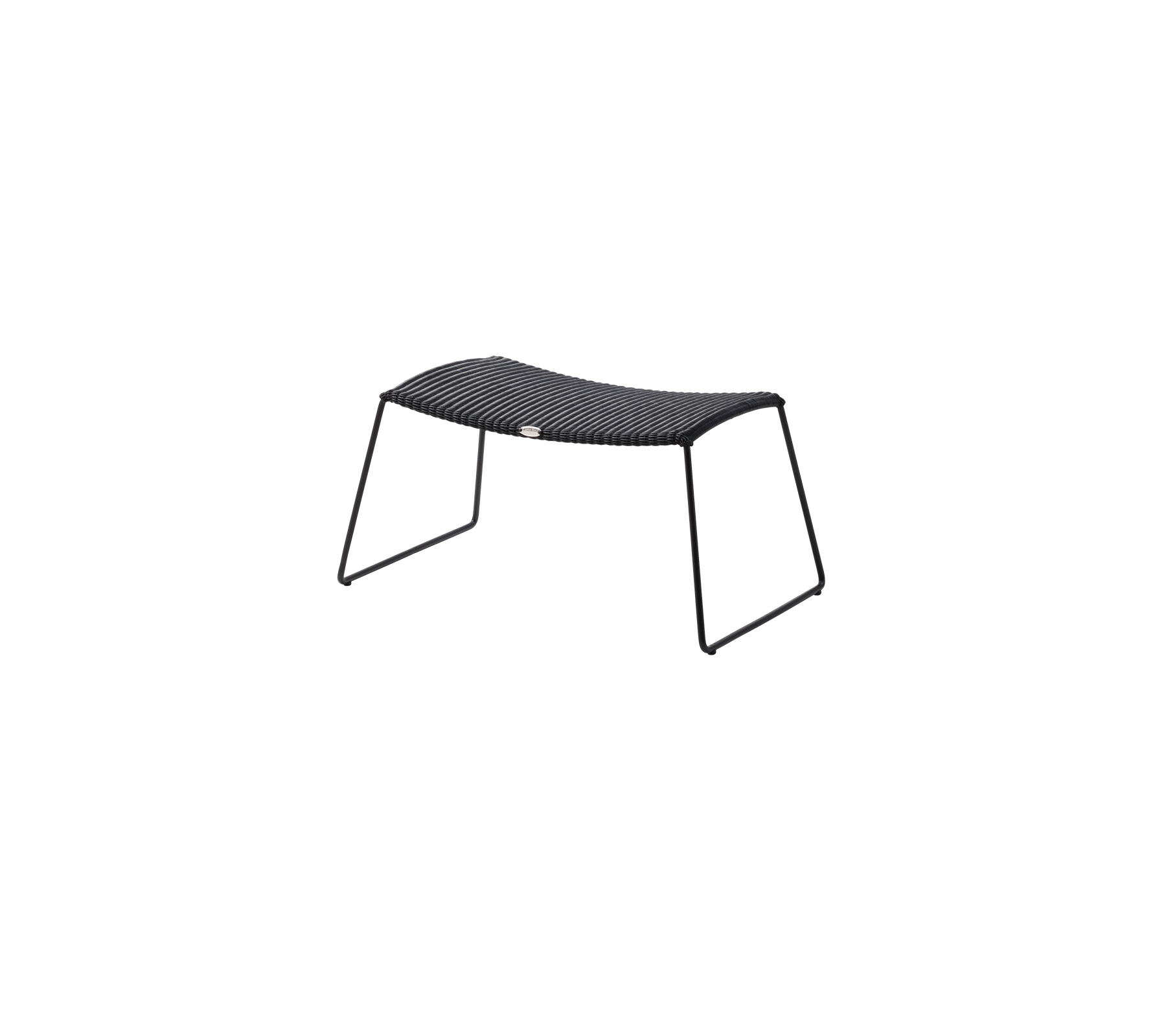 Zwart zitmeubel met een gebogen oppervlak en metalen frame, ontworpen voor comfort en ondersteuning tijdens het ontspannen.