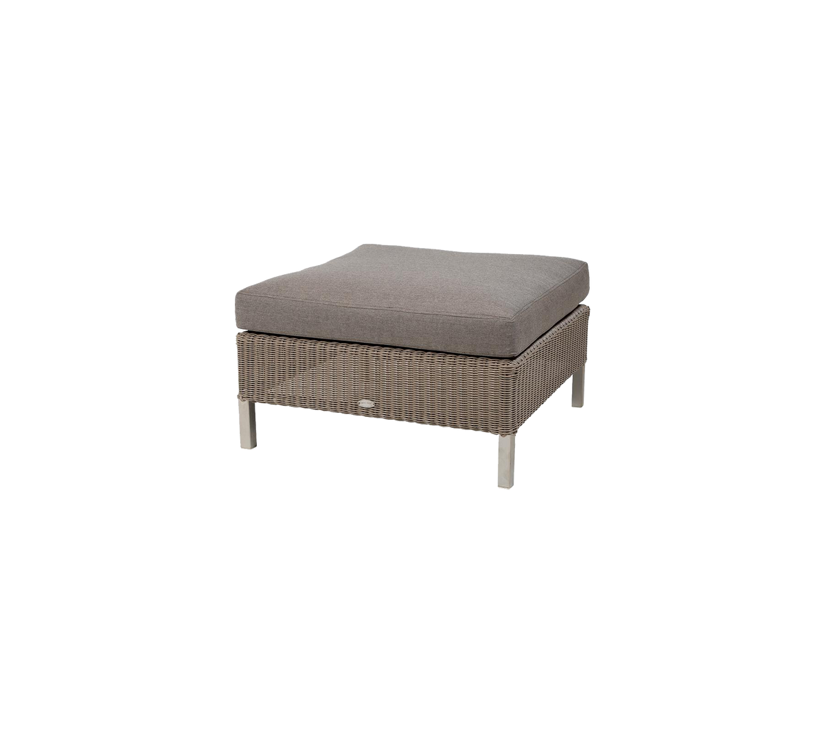 Stijlvolle vierkante ottoman met een zachte grijze kussen en een gevlochten basis, ideaal om comfort en elegantie toe te voegen aan elke zitruimte.