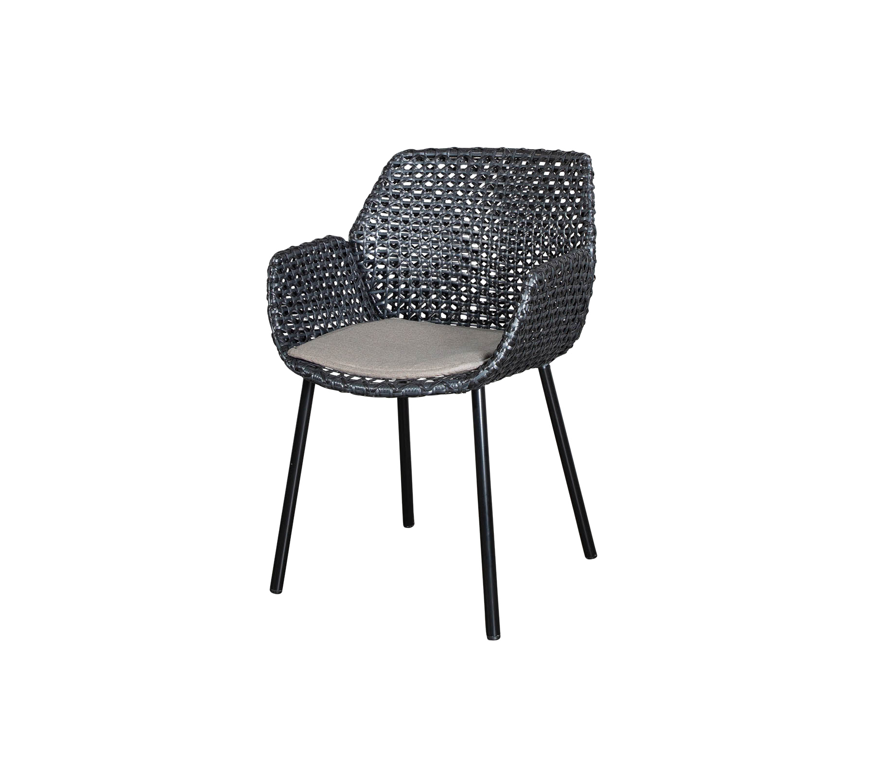Stijlvolle gevlochten stoel met armleunen en een gevoerd zitgedeelte, ontworpen voor comfort en moderne esthetiek.