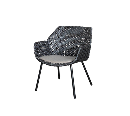 Stijlvolle geweven stoel met een comfortabele kussen, met een modern design en stevige poten voor ondersteuning. Perfect voor ontspanning.