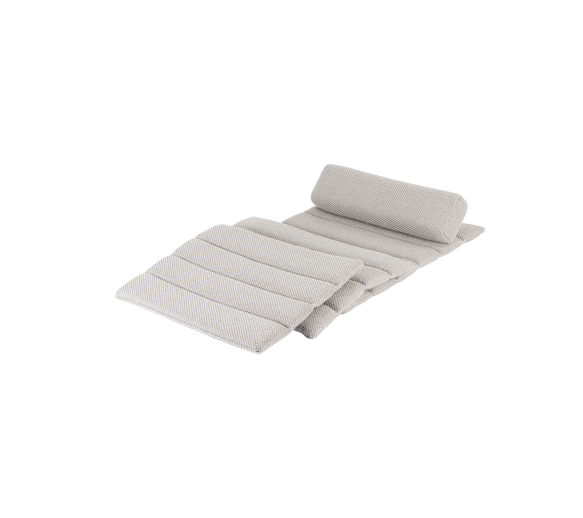 Lichtgrijze gewatteerde mat met een opgerolde rand en meerdere horizontale vouwen voor extra comfort. Ideaal voor ontspanning of relaxen.