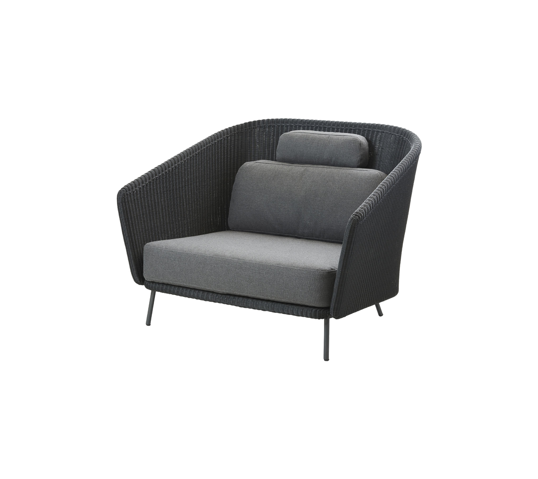 Stijlvolle moderne fauteuil met een gebogen ontwerp, donker rieten frame en zachte grijze kussens voor comfort.