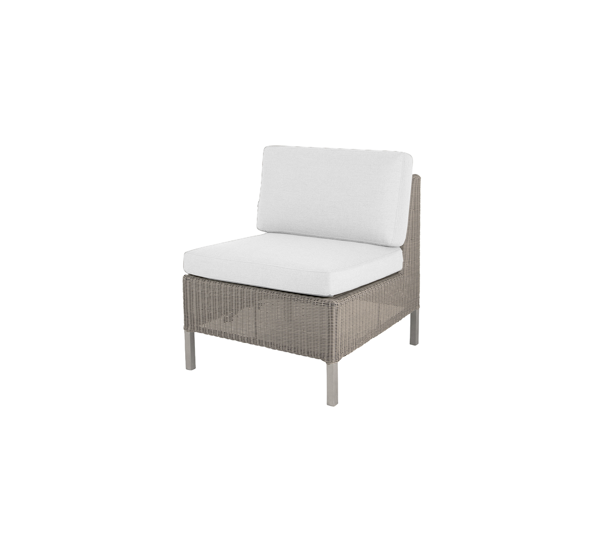 Stijlvolle stoel met een geweven textuur en zachte witte kussens, perfect voor ontspanning en moderne decoratie.