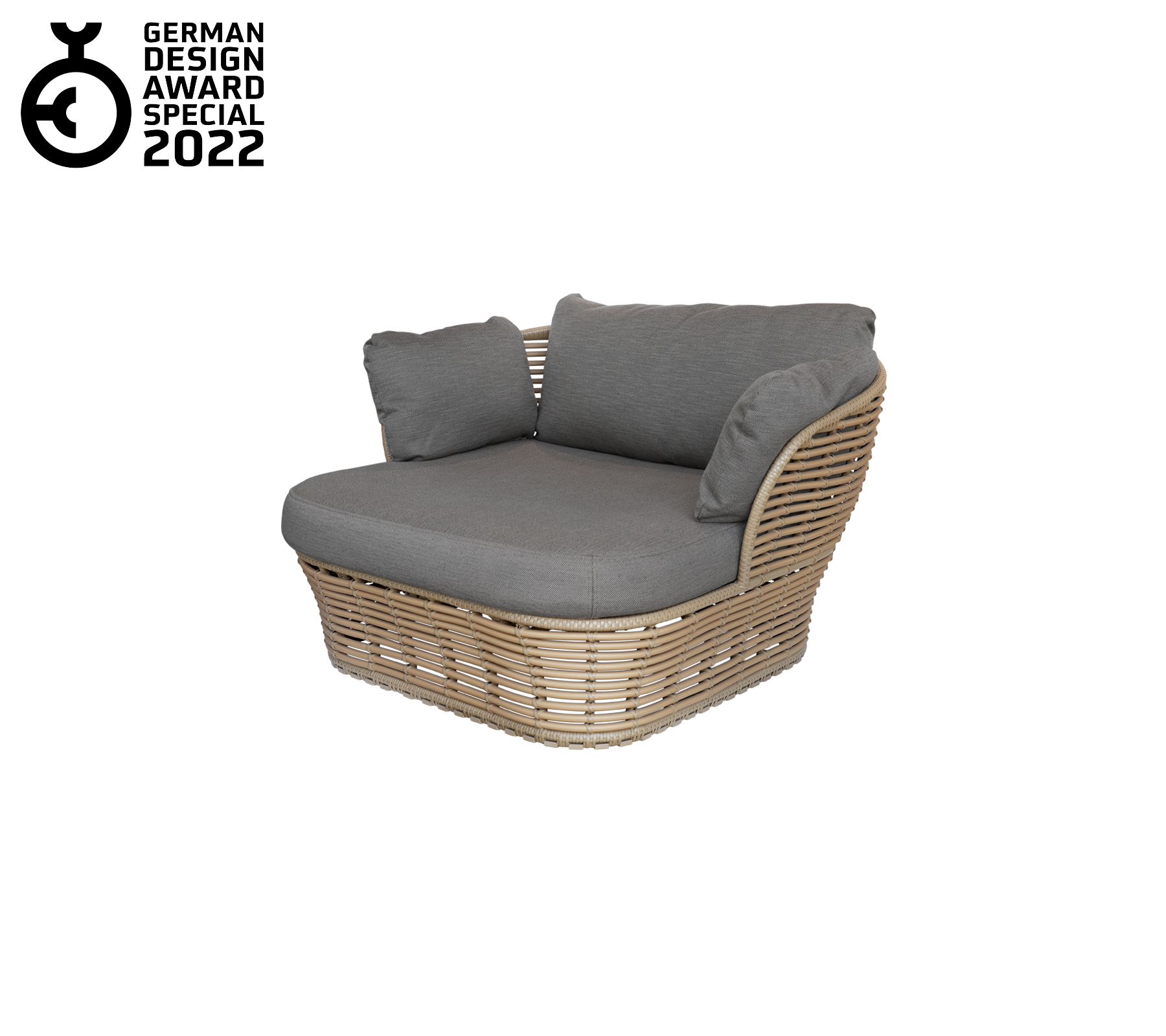 Stijlvolle loungestoel met een geweven rotan frame, voorzien van zachte grijze kussens voor comfort en ontspanning.