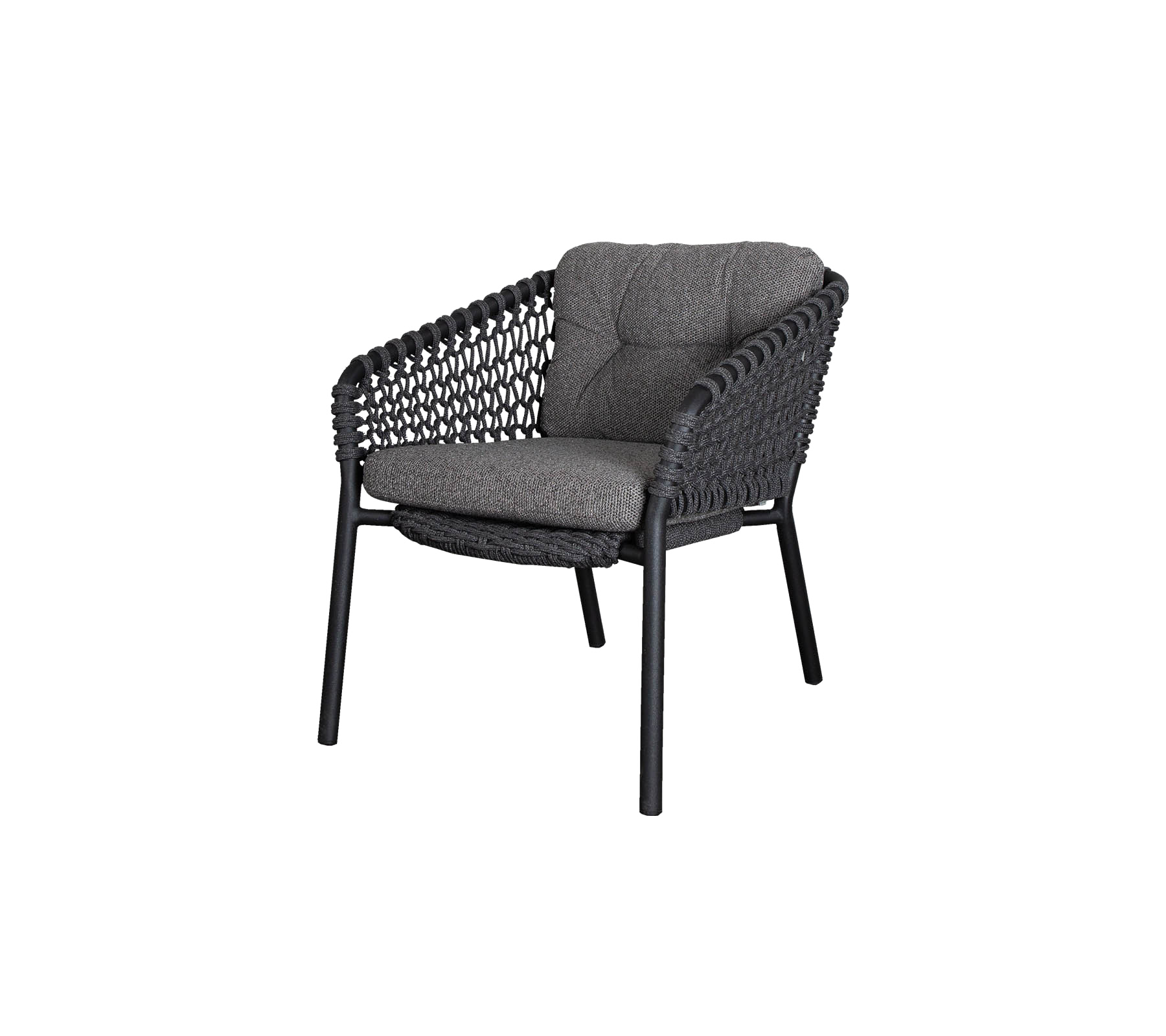 Stijlvolle rieten stoel met een comfortabel grijs kussen, met een stevig frame en een elegant design, perfect voor elke zitruimte.
