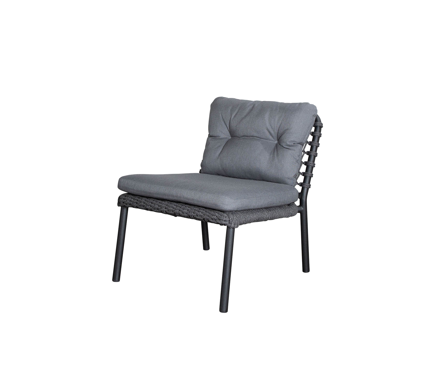 Stijlvolle stoel met een zachte grijze kussen en een geweven frame, dat comfort en modern design biedt voor verschillende omgevingen.