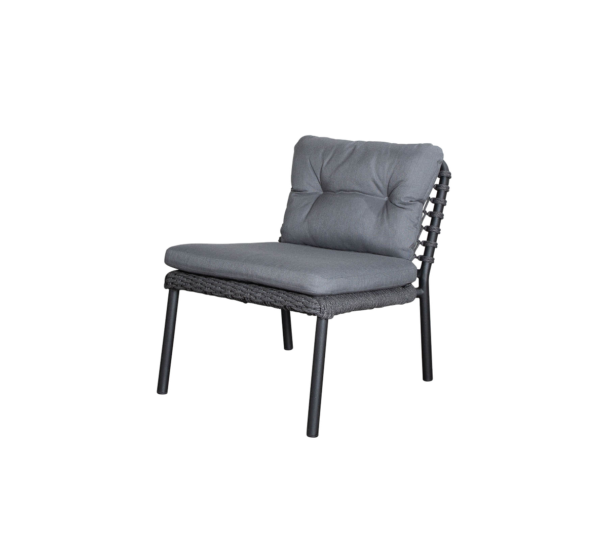 Stijlvolle stoel met een zachte grijze kussen en een geweven frame, dat comfort en modern design biedt voor verschillende omgevingen.