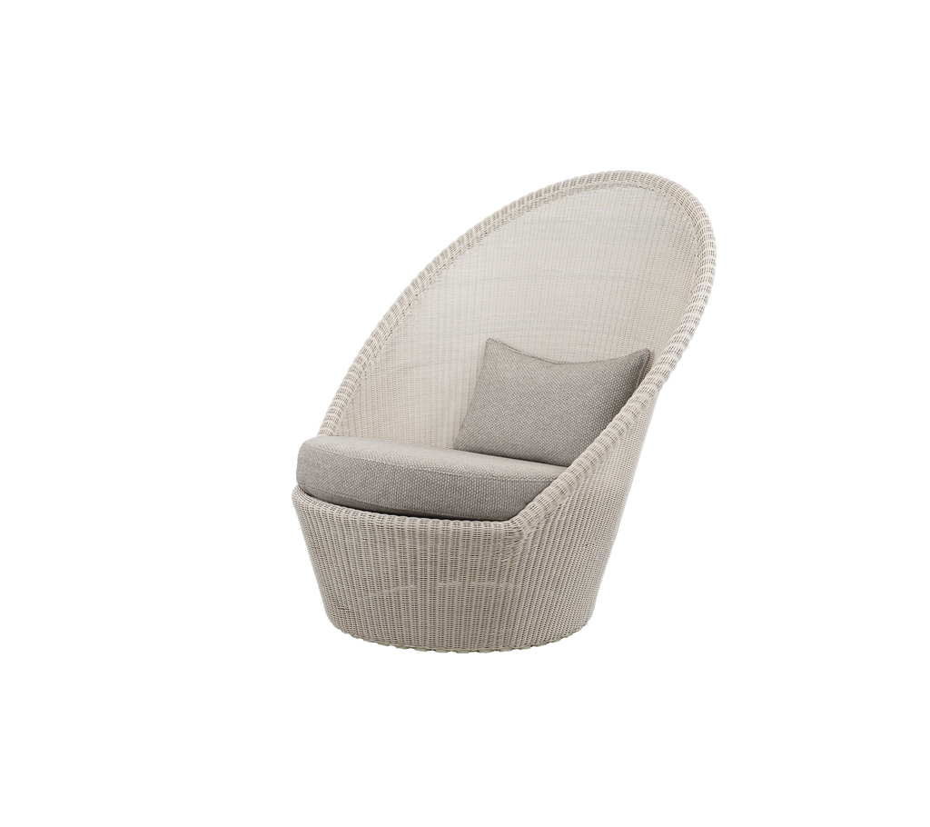 Lichtbruine stoel met zandkleurige kussen in een moderne lounge-omgeving.