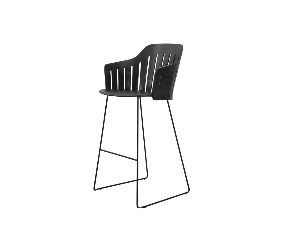 Zwarte barstoel met een gebogen rugleuning en slanke metalen poten, ontworpen voor zowel stijl als comfort.