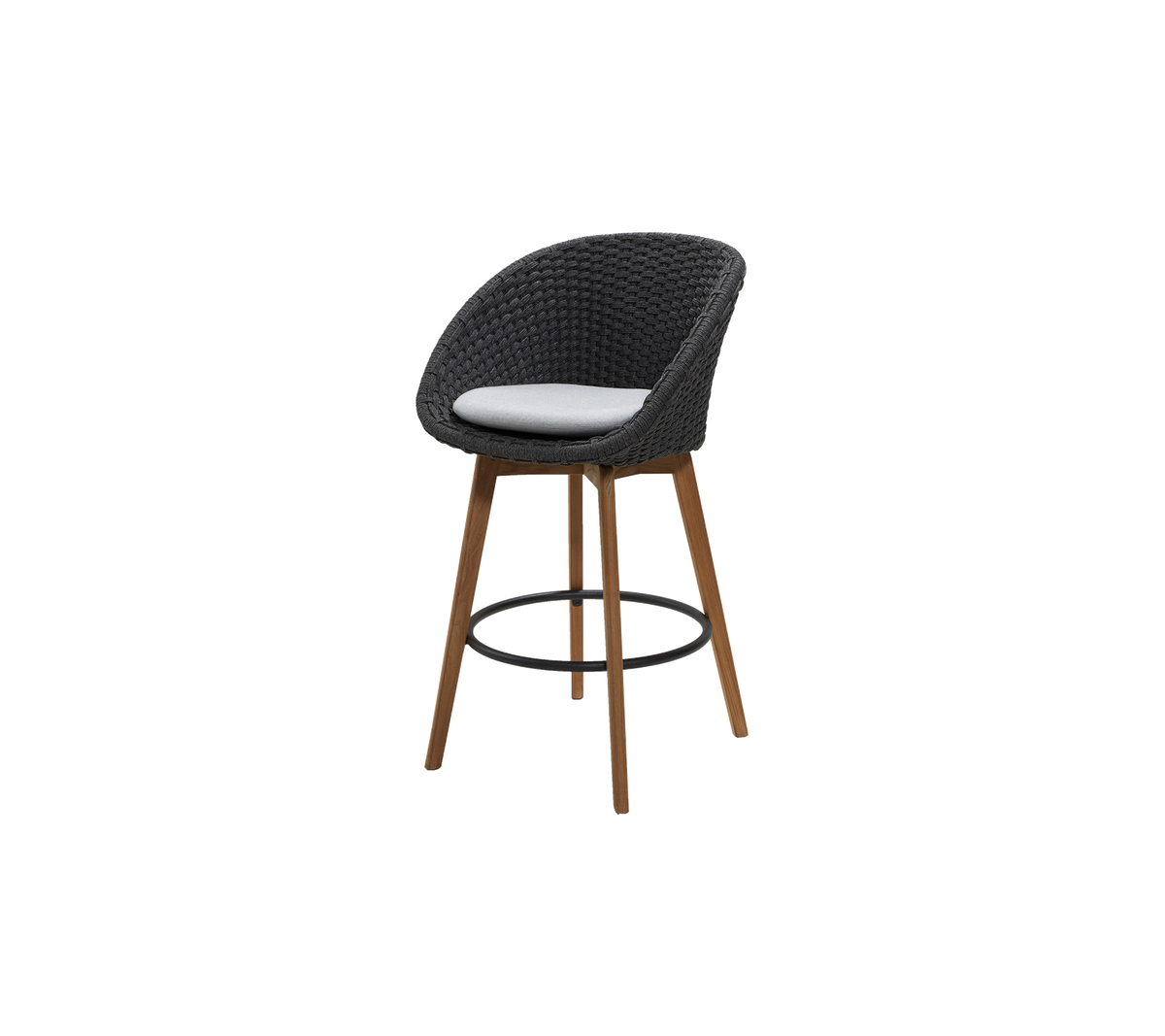 Stijlvolle barstoel met een gebogen zitting van zwart vlechtmateriaal, aangevuld met natuurlijke houten poten en een comfortabele kussen.