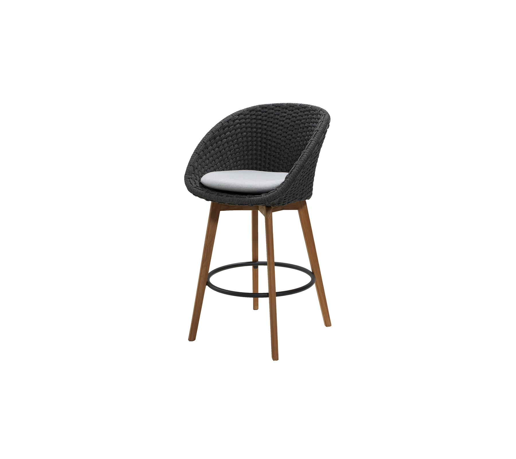 Stijlvolle barstoel met een gebogen zitting van zwart vlechtmateriaal, aangevuld met natuurlijke houten poten en een comfortabele kussen.