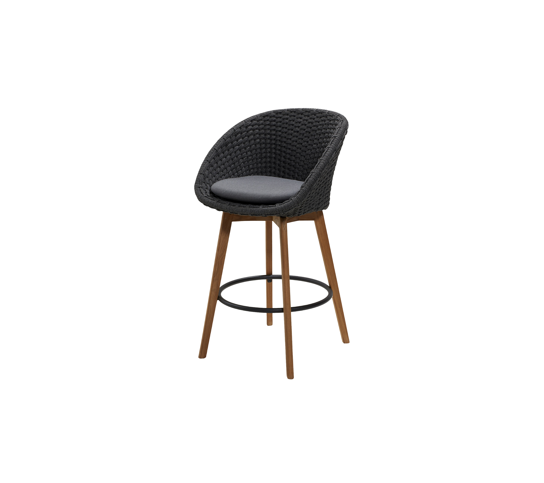 Stijlvolle hoge stoel met een geweven zitting in donkere kleur en een gevoerd kussen, met houten poten en een voetsteun voor extra comfort.