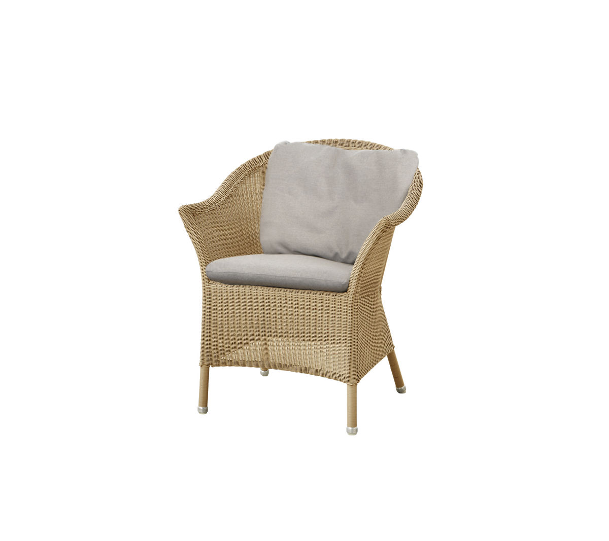 Gevlochten stoel met een comfortabel grijs kussen, met een stijlvol en licht ontwerp dat geschikt is voor ontspannen zitten.